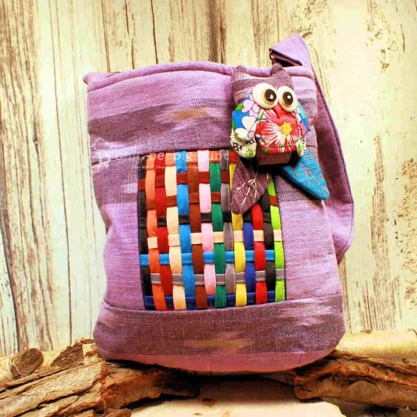 Bunte Patchwork-Handtasche Paula mit aufgenähter Eule, Reißverschluss-Außentasche und verstellbarem Schultergurt.