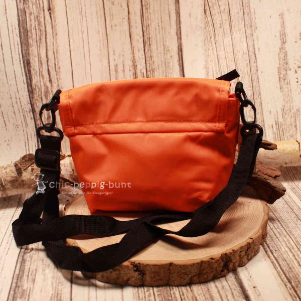 Ansicht des geöffneten Überschlags der Handtasche zur Veranschaulichung des Klettverschlusses.