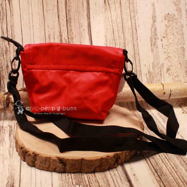 Ansicht des geöffneten Überschlags der Handtasche zur Veranschaulichung des Klettverschlusses.