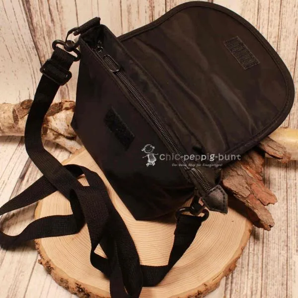 Detailaufnahme des Hauptfachs der Tasche klein mit geöffnetem, sicherem Reißverschluss.