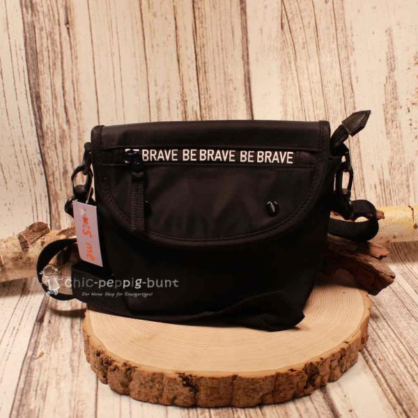 Kleine schwarze Umhängetasche aus Nylon mit weißem Be Brave Schriftzug auf der Vorderseite.