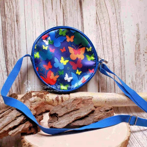 Runde blaue Kindertasche mit buntem Schmetterling-Motiv, Reißverschluss und längenverstellbarem Schultergurt.