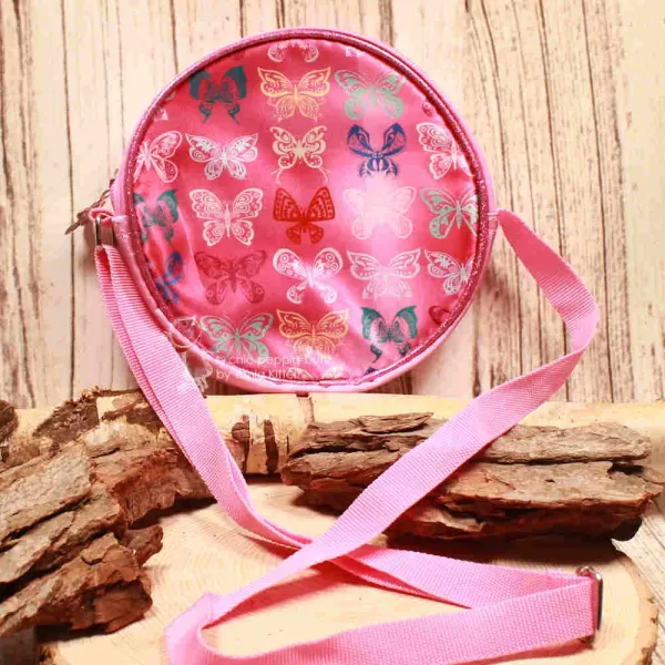 Runde rosa Kindertasche mit bunten Schmetterlingen, Reißverschluss und längenverstellbarem Schultergurt.