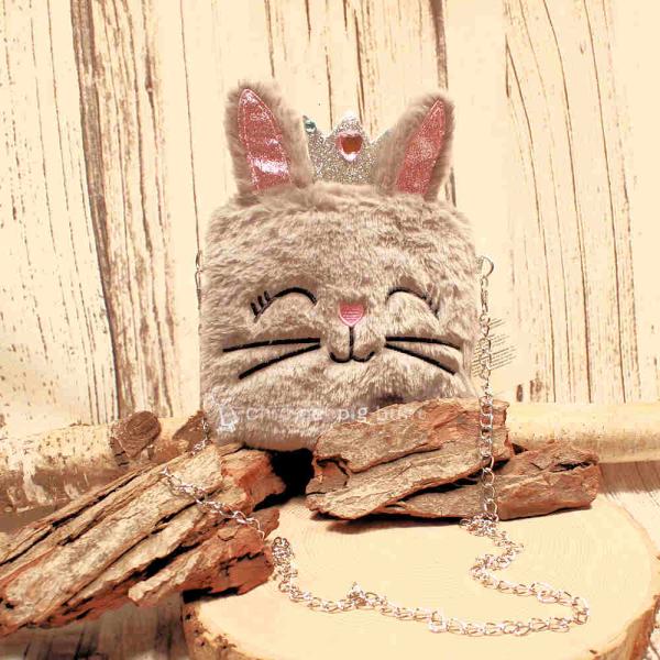 Flauschige graue Umhängetasche für Kinder mit glitzernden Ohren, einer goldenen Krone und eleganter Metallkette.
