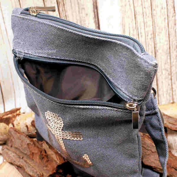 Detailaufnahme des geöffneten vorderen Außenfachs mit Reißverschluss an der Tasche klein.hs mit Reißverschluss an der Tasche klein.