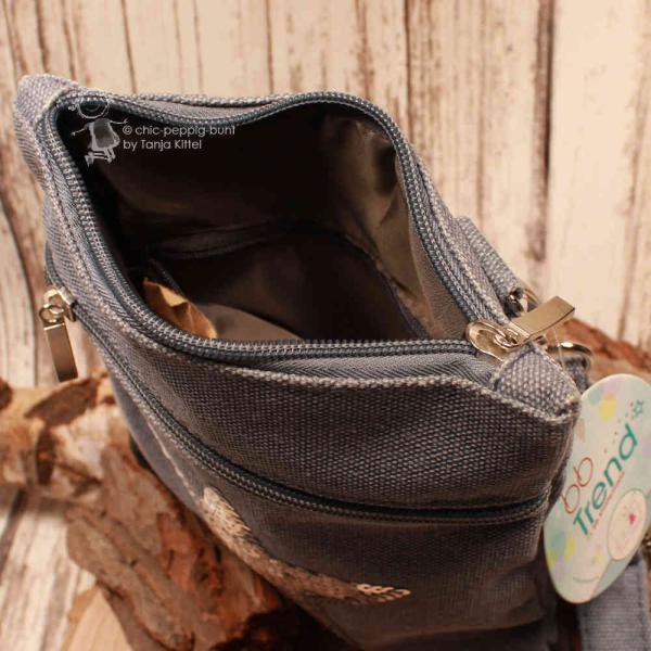 Draufsicht auf das geräumige Hauptfach der Radltasche mit Fokus auf das Innenfutter und die Reißverschluss-Einteilung.