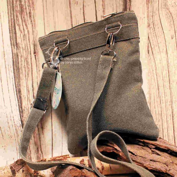 Detailaufnahme des vorderen Außenfachs der Handtasche mit geschlossenem, sicherem Reißverschluss.