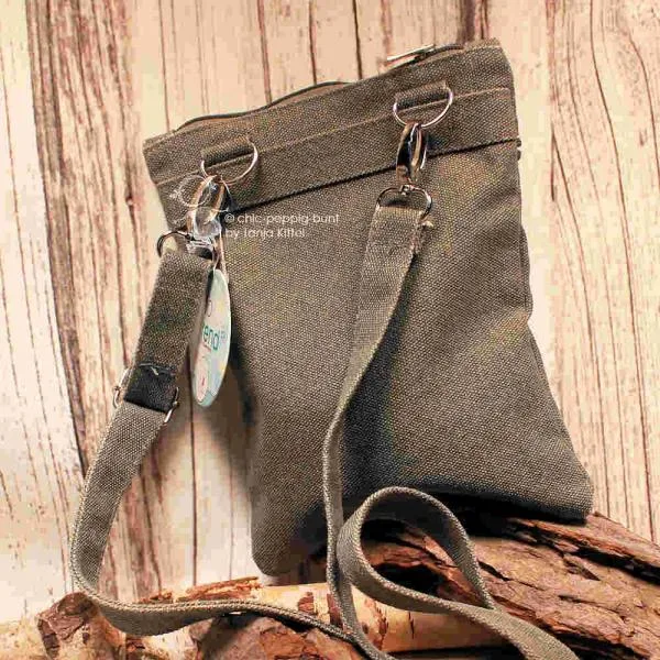 Detailaufnahme des vorderen Außenfachs der Handtasche mit geschlossenem, sicherem Reißverschluss.