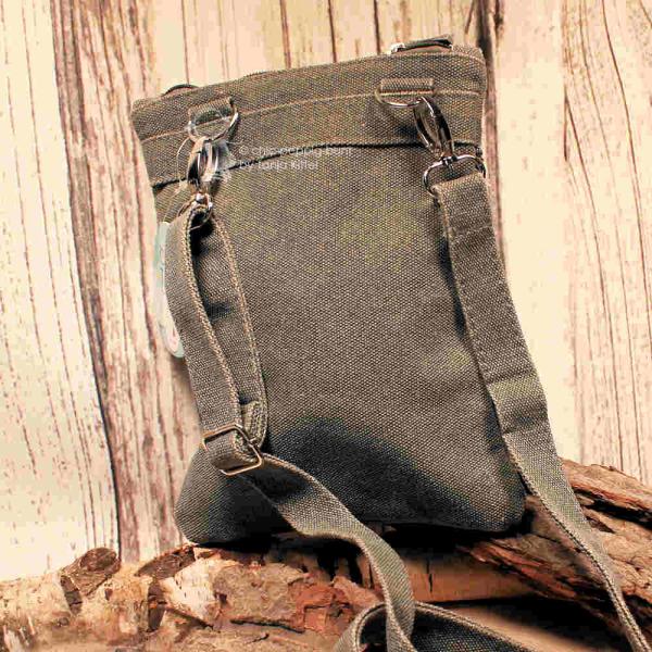 Rückseite der Stoff-Handtasche mit Fokus auf die silbernen Karabinerhaken des abnehmbaren Schulterbands.