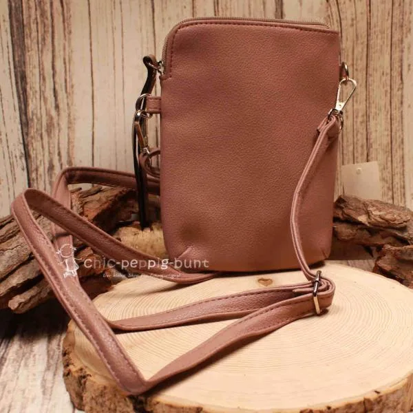 Braune Leder-Handtasche als Crossbody-Bag getragen mit maximaler Gurtlänge.