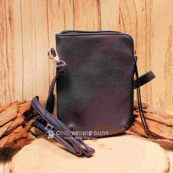 Blaue Leder-Umhängetasche getragen als Crossbody-Bag mit langem Gurt.