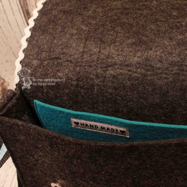 das Innere der Filztasche auf das schmale Fach mit dem eingenähten Weidräwöl Handmade Stoff-Label.