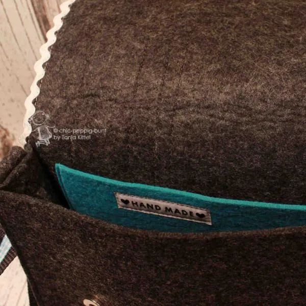 das Innere der Filztasche auf das schmale Fach mit dem eingenähten Weidräwöl Handmade Stoff-Label.