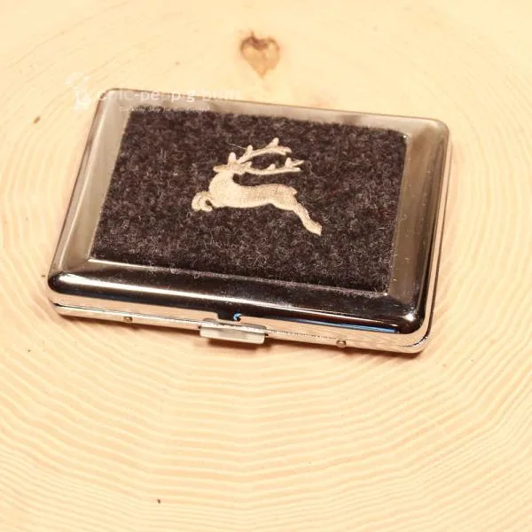 Dunkelgraues Zigarettenetui aus Filz mit hochwertig gesticktem Hirsch-Motiv in Nahaufnahme.