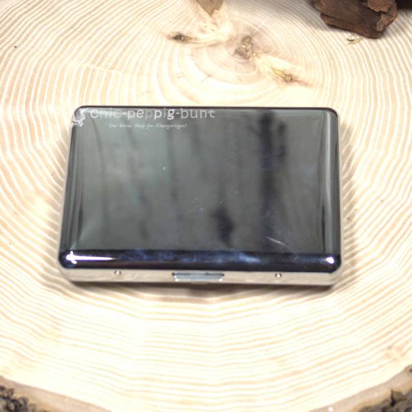 Nahaufnahme des grauen Filzmaterials und der feinen Stickerei des Hirsch-Motivs Nahaufnahme des grauen Filzmaterials und der feinen Stickerei des Hirsch-Motivs