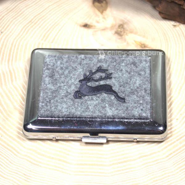 Zigarettenetui Filz grau mit detailliert gesticktem Hirsch-Motiv Zigarettenetui Filz grau mit detailliert gesticktem Hirsch-Motiv