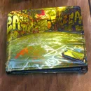 Geldbeutel Herren gelb-grün aus Kunstleder Motiv Strassengraffiti