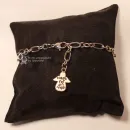 Versilbertes Bettelarmband aus Metall mit Schutzengel-Anhänger Schriftzug made for an Angel auf braunem Schmuckkissen.