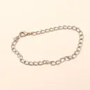 Ausgebreitetes silbriges Bettelarmband aus leichtem Aluminium mit großen Gliedern und Karabiner-Verschluss..