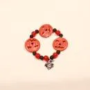 Elastisches Perlenarmband für Halloween und Fasching mit schwarzen, orangen und roten Perlen sowie einem versilberten Hexen-Charm.