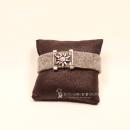 Hellgraues Trachten Armband aus Filz mit versilbertem Edelweiß-Element, zentralem Strassstein und funkelndem Kunststoff-Kristallknopf.