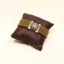 Olives Trachten Armband aus Filz mit versilbertem Edelweiß, zentralem Strassstein und geschliffenem Kristall-Kunststoffknopf.