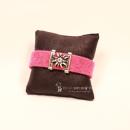 Rosa Trachten Armband aus Filz mit versilbertem Edelweiß-Element, Strassstein und funkelndem Kunststoff-Kristallknopf.