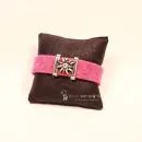 Rosa Trachten Armband aus Filz mit versilbertem Edelweiß-Element, Strassstein und funkelndem Kunststoff-Kristallknopf.