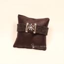 Schwarzes Trachten Armband aus Filz mit versilbertem Edelweiß-Element, zentralem Strassstein und funkelndem Kunststoff-Kristallknopf.