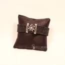 Schwarzes Trachten Armband aus Filz mit versilbertem Edelweiß-Element, zentralem Strassstein und funkelndem Kunststoff-Kristallknopf.