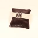 Weißes Trachten Armband aus Filz mit versilbertem Edelweiß-Element, zentralem Strassstein und funkelndem Kunststoff-Kristallknopf.