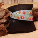 Hellblaues Kinder Trachtenarmband aus Kunstleder mit Stickerei Alpenglück.