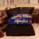 Dunkelblaues Kinder Trachtenarmband aus Kunstleder mit Stickerei Alpenglück und Blumen.