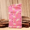 Handgenähtes rosa Brillenetui von chic-peppig-bunt mit weißen Flamingos und rosa-pink gepunktetem Innenstoff auf hellem Hintergrund.