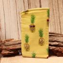 Handgenähtes gelbes Brillenetui von chic-peppig-bunt mit Ananas-Motiv und gelb-grün gepunktetem Innenstoff auf hellem Hintergrund.