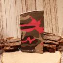 Handgenähtes Camouflage Brillenetui von chic-peppig-bunt mit rosa-pink gepunktetem Innenfutter auf hellem Hintergrund.