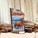 Handgenähtes Brillenetui von chic-peppig-bunt mit rosa Innenfutter und Fotodruck-Pferdemotiv auf hellem Hintergrund.