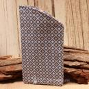 Handgenähtes blaues Brillenetui von chic-peppig-bunt mit quadratischem Kreismuster und blauem Innenfutter auf hellem Hintergrund.