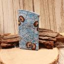 Handgenähtes Brillenetui von chic-peppig-bunt mit blau-weißem Spinnennetz-Muster und blau-weiß kariertem Innenstoff auf hellem Hintergrund.