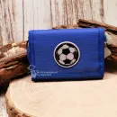Blauer Kinder-Brustbeutel mit aufgesticktem schwarz-weißen Fußball-Motiv auf robustem Spinnstoff.