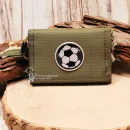 Olive-grüner Kinder-Brustbeutel aus Spinnstoff mit gesticktem Fußball-Motiv und Klettverschluss.