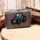 Grauer Kinder-Brustbeutel aus robustem Spinnstoff mit gesticktem, blau-schwarzem Traktor-Motiv und roten Felgen.