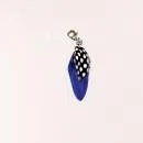 Blauer Charmsanhänger Feder mit weißen Polka Dots und silbernem Karabiner.