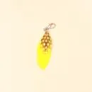 Gelber Charmsanhänger Feder mit weißen Polka Dots und silbernem Karabiner.