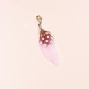 Rosa Charmsanhänger Feder mit Polka Dots und silbernem Karabiner.