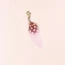 Rosa Charmsanhänger Feder mit Polka Dots und silbernem Karabiner.