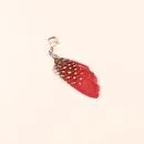Roter Charmsanhänger Feder mit weißen Polka Dots und silbernem Karabiner-Verschluss.