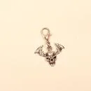 Silberfarbener Charmsanhänger mit Fledermaus- und Totenkopf-Motiv und Karabiner für Bettelarmband oder Kette.  Kurzbeschreibung