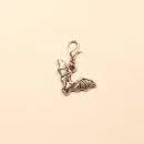 Silberfarbener Fledermaus Charmsanhänger mit Karabiner für Bettelarmband, Halskette oder als Taschenbaumler für Halloween.
