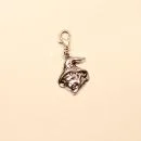 Silberfarbener Charmsanhänger mit Hexenkopf-Motiv und Karabiner für Bettelarmband, Halskette oder als Taschenanhänger für Halloween.